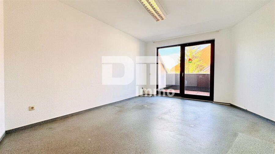 Schöne zentral gelegenes Büro mit drei Balkonen und Tiefgaragenstellplatz - 2.OG Raum 1 / Zugang Balkon